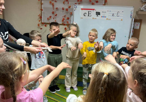 "Wesoły Kostek"- spotkanie z rehabilitantką gr.VI