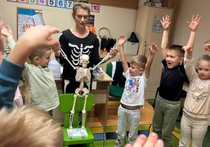 "Wesoły Kostek"- spotkanie z rehabilitantką gr.VI