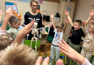 "Wesoły Kostek"- spotkanie z rehabilitantką gr.VI