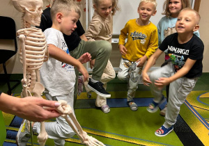 "Wesoły Kostek"- spotkanie z rehabilitantką gr.VI