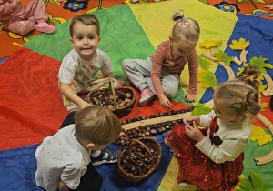 „Dotykam, słucham, czuję – jesień”