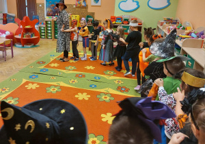 ,,Październikowe czary mary” - Innowacyjne Warsztaty Edukacyjne z KidsLab Konin w grupie V