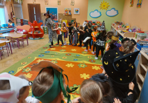 ,,Październikowe czary mary” - Innowacyjne Warsztaty Edukacyjne z KidsLab Konin w grupie V