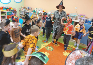 ,,Październikowe czary mary” - Innowacyjne Warsztaty Edukacyjne z KidsLab Konin w grupie V