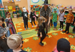 ,,Październikowe czary mary” - Innowacyjne Warsztaty Edukacyjne z KidsLab Konin w grupie V