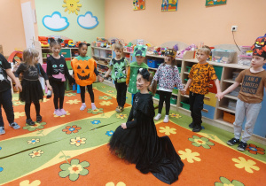 ,,Październikowe czary mary” - Innowacyjne Warsztaty Edukacyjne z KidsLab Konin w grupie V