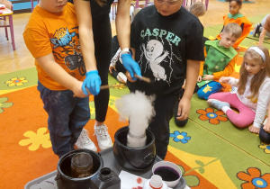 ,,Październikowe czary mary” - Innowacyjne Warsztaty Edukacyjne z KidsLab Konin w grupie V