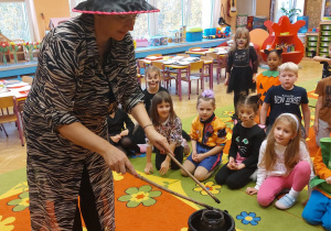 ,,Październikowe czary mary” - Innowacyjne Warsztaty Edukacyjne z KidsLab Konin w grupie V