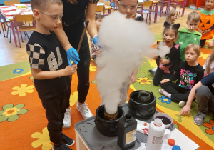 ,,Październikowe czary mary” - Innowacyjne Warsztaty Edukacyjne z KidsLab Konin w grupie V