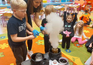 ,,Październikowe czary mary” - Innowacyjne Warsztaty Edukacyjne z KidsLab Konin w grupie V