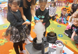 ,,Październikowe czary mary” - Innowacyjne Warsztaty Edukacyjne z KidsLab Konin w grupie V