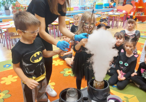 ,,Październikowe czary mary” - Innowacyjne Warsztaty Edukacyjne z KidsLab Konin w grupie V