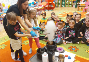 ,,Październikowe czary mary” - Innowacyjne Warsztaty Edukacyjne z KidsLab Konin w grupie V