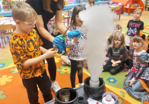 ,,Październikowe czary mary” - Innowacyjne Warsztaty Edukacyjne z KidsLab Konin w grupie V