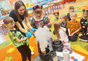 ,,Październikowe czary mary” - Innowacyjne Warsztaty Edukacyjne z KidsLab Konin w grupie V