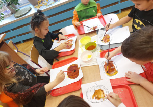 ,,Październikowe czary mary” - Innowacyjne Warsztaty Edukacyjne z KidsLab Konin w grupie V