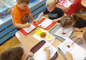 ,,Październikowe czary mary” - Innowacyjne Warsztaty Edukacyjne z KidsLab Konin w grupie V