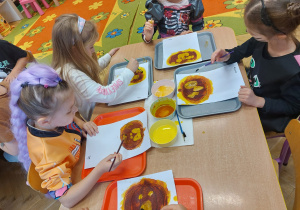 ,,Październikowe czary mary” - Innowacyjne Warsztaty Edukacyjne z KidsLab Konin w grupie V