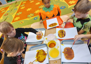 ,,Październikowe czary mary” - Innowacyjne Warsztaty Edukacyjne z KidsLab Konin w grupie V