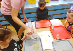 ,,Październikowe czary mary” - Innowacyjne Warsztaty Edukacyjne z KidsLab Konin w grupie V