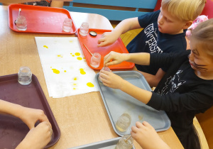 ,,Październikowe czary mary” - Innowacyjne Warsztaty Edukacyjne z KidsLab Konin w grupie V