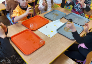 ,,Październikowe czary mary” - Innowacyjne Warsztaty Edukacyjne z KidsLab Konin w grupie V