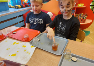 ,,Październikowe czary mary” - Innowacyjne Warsztaty Edukacyjne z KidsLab Konin w grupie V