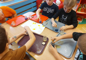 ,,Październikowe czary mary” - Innowacyjne Warsztaty Edukacyjne z KidsLab Konin w grupie V