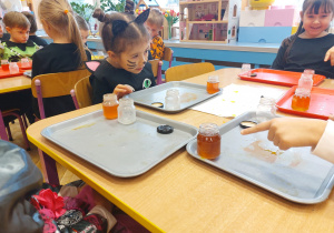 ,,Październikowe czary mary” - Innowacyjne Warsztaty Edukacyjne z KidsLab Konin w grupie V