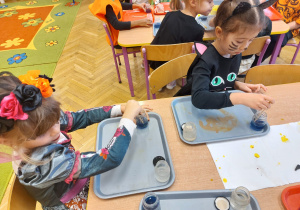 ,,Październikowe czary mary” - Innowacyjne Warsztaty Edukacyjne z KidsLab Konin w grupie V