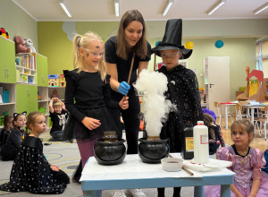 Halloweenowe eksperymenty – nauka, która czaruje! – Kids Lab w grupie IV