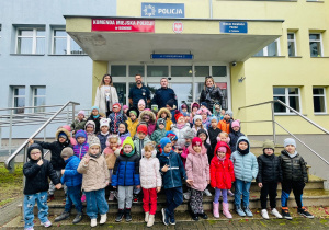 Poznajemy pracę policjanta, czyli wizyta w Komendzie Miejskiej Policji w Koninie na zaproszenie tatusia Piotrusia - gr. XI i XII