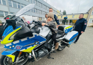 Poznajemy pracę policjanta, czyli wizyta w Komendzie Miejskiej Policji w Koninie na zaproszenie tatusia Piotrusia - gr. XI i XII