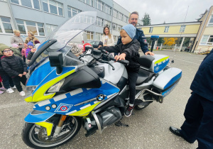 Poznajemy pracę policjanta, czyli wizyta w Komendzie Miejskiej Policji w Koninie na zaproszenie tatusia Piotrusia - gr. XI i XII