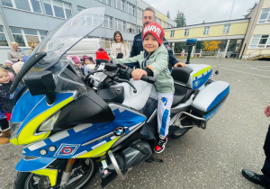 Poznajemy pracę policjanta, czyli wizyta w Komendzie Miejskiej Policji w Koninie na zaproszenie tatusia Piotrusia - gr. XI i XII