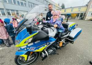 Poznajemy pracę policjanta, czyli wizyta w Komendzie Miejskiej Policji w Koninie na zaproszenie tatusia Piotrusia - gr. XI i XII