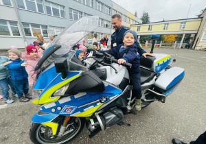 Poznajemy pracę policjanta, czyli wizyta w Komendzie Miejskiej Policji w Koninie na zaproszenie tatusia Piotrusia - gr. XI i XII