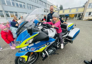 Poznajemy pracę policjanta, czyli wizyta w Komendzie Miejskiej Policji w Koninie na zaproszenie tatusia Piotrusia - gr. XI i XII