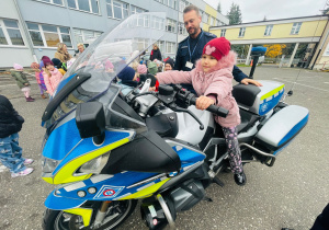 Poznajemy pracę policjanta, czyli wizyta w Komendzie Miejskiej Policji w Koninie na zaproszenie tatusia Piotrusia - gr. XI i XII