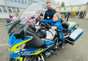 Poznajemy pracę policjanta, czyli wizyta w Komendzie Miejskiej Policji w Koninie na zaproszenie tatusia Piotrusia - gr. XI i XII