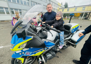 Poznajemy pracę policjanta, czyli wizyta w Komendzie Miejskiej Policji w Koninie na zaproszenie tatusia Piotrusia - gr. XI i XII