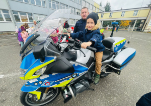 Poznajemy pracę policjanta, czyli wizyta w Komendzie Miejskiej Policji w Koninie na zaproszenie tatusia Piotrusia - gr. XI i XII