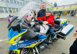 Poznajemy pracę policjanta, czyli wizyta w Komendzie Miejskiej Policji w Koninie na zaproszenie tatusia Piotrusia - gr. XI i XII