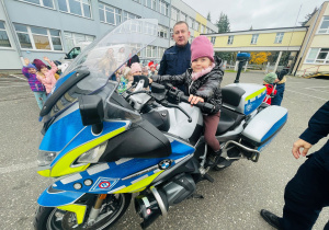 Poznajemy pracę policjanta, czyli wizyta w Komendzie Miejskiej Policji w Koninie na zaproszenie tatusia Piotrusia - gr. XI i XII