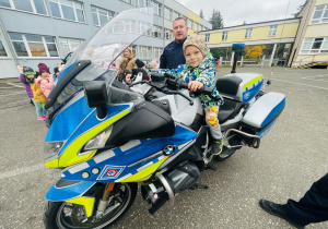 Poznajemy pracę policjanta, czyli wizyta w Komendzie Miejskiej Policji w Koninie na zaproszenie tatusia Piotrusia - gr. XI i XII