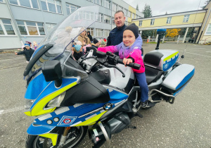 Poznajemy pracę policjanta, czyli wizyta w Komendzie Miejskiej Policji w Koninie na zaproszenie tatusia Piotrusia - gr. XI i XII