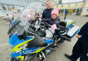 Poznajemy pracę policjanta, czyli wizyta w Komendzie Miejskiej Policji w Koninie na zaproszenie tatusia Piotrusia - gr. XI i XII