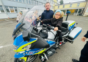 Poznajemy pracę policjanta, czyli wizyta w Komendzie Miejskiej Policji w Koninie na zaproszenie tatusia Piotrusia - gr. XI i XII