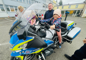 Poznajemy pracę policjanta, czyli wizyta w Komendzie Miejskiej Policji w Koninie na zaproszenie tatusia Piotrusia - gr. XI i XII