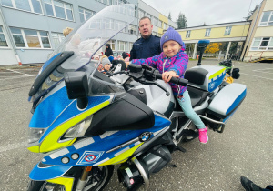 Poznajemy pracę policjanta, czyli wizyta w Komendzie Miejskiej Policji w Koninie na zaproszenie tatusia Piotrusia - gr. XI i XII
